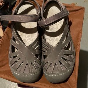 Gray hiking shoe Sandle